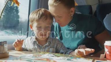 在火车上有儿童读物的母子